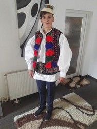 Viorel, în urmă cu 5 ani, în costum popular în România