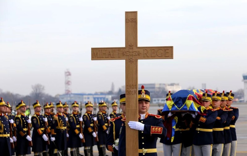 Regimentul 30 Gardă „Mihai Viteazul”. Garda permanentă de la catafalcul Regelui Mihai