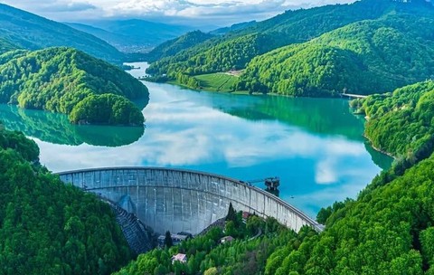 Barajul Paltinu este situat în Județul Prahova, pe valea râului Doftana, în aval de confluența acesteia cu valea Păltinoasa, în cheile numite "La Tocile". Foto: Facebook / Romania - Carpathian Garden