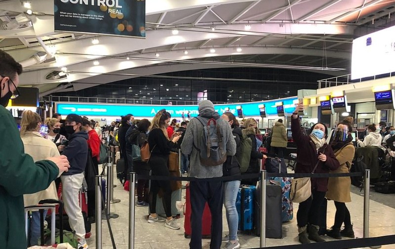 Haos pe aeroportul londonez Heathrow, după restricţiile generate de noua mutație COVID