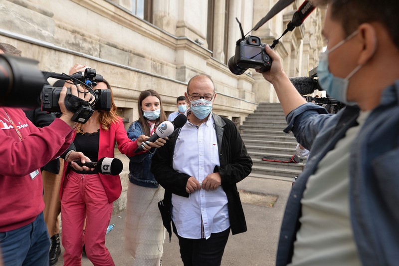 Cristian Popescu Victor Piedone pleacă de la sediul Curții de Apel București purtând o mască chirurgicală cu textul "NEVINOVAT", miercuri, 30 septembrie 2020. Foto: Hepta