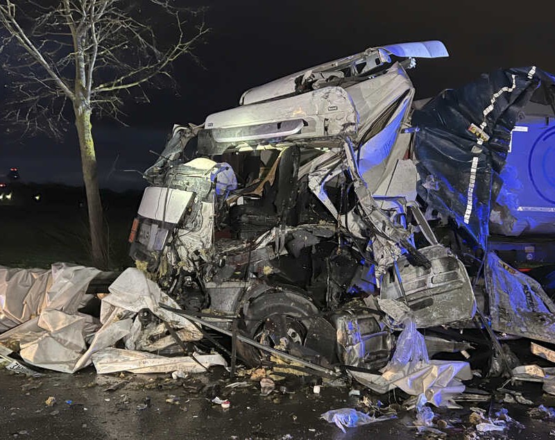 Șofer român de TIR aproape orb, după ce un camion a intrat direct în el pe contrasens, în Germania