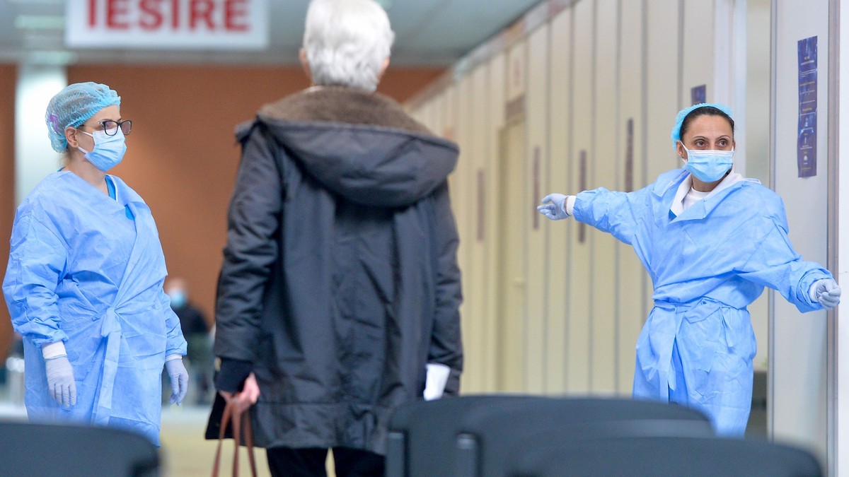 Ce trebuie să facă o persoană sănătoasă, aflată în carantină, care trebuie să meargă să-și facă rapelul