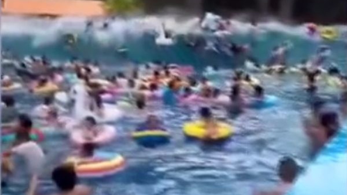 Momentul șocant în care mai mulți oameni sunt loviți de un "tsunami" într-o piscină din cauza unei defecțiuni la mașina de făcut valuri