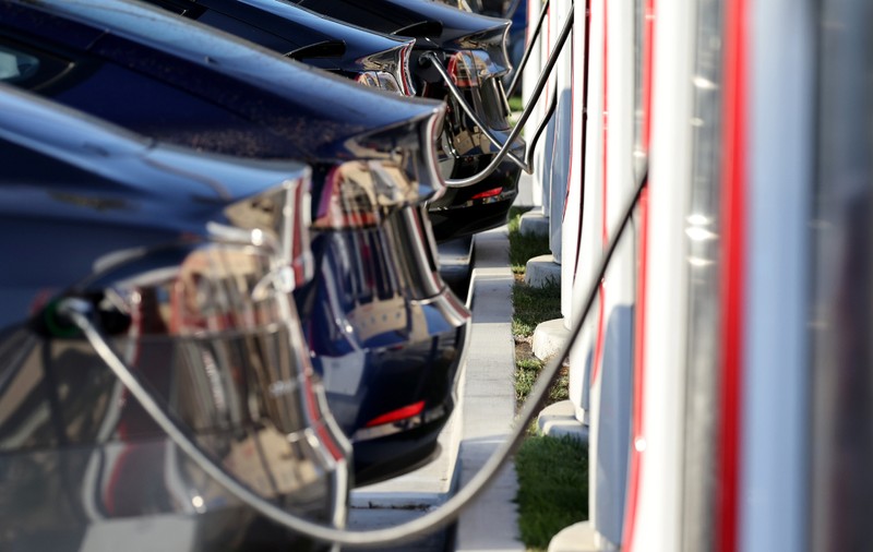 Românii stau la coadă… să își încarce mașinile. Au cumpărat cu 205% mai multe mașini electrice în aprilie, dar piața nu și-a revenit complet
