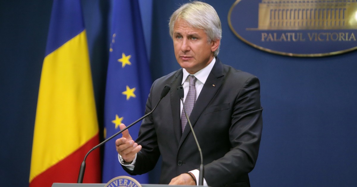 Ministerul Finanțelor anunță reducerea TVA la produsele bio și tradiționale de la 9% șa 5% și măsuri pentru cei afectați de deciziile ANAF. Teodorovici la pupitru cu steagurile României și UE în spate