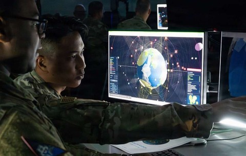 O echipă Space Force monitorizează situația orbitală actuală.