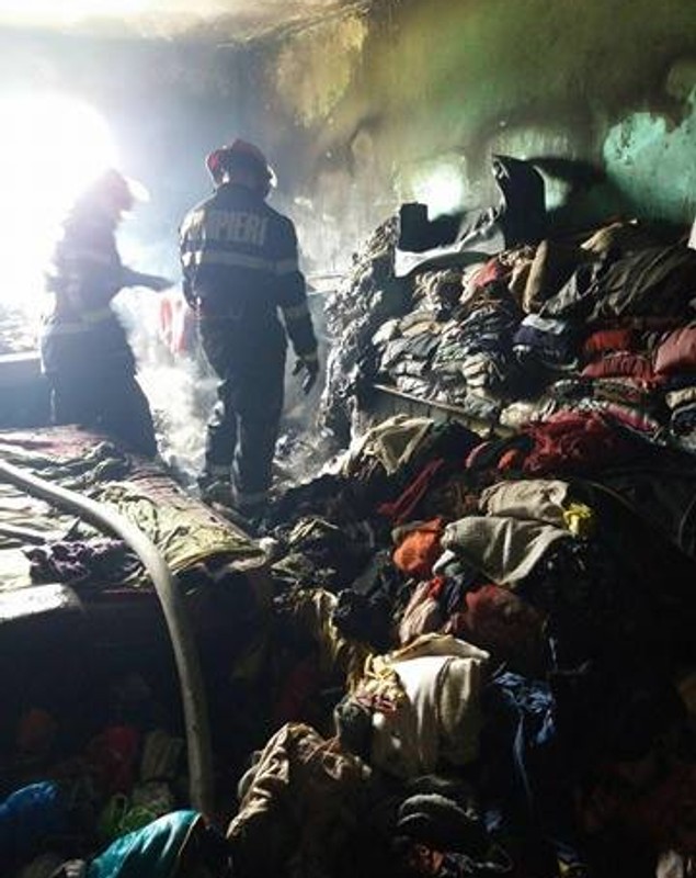 Incendiu violent în Florești, județul Prahova. 30 de oameni, evacuați din clădirea cuprinsă de flăcări