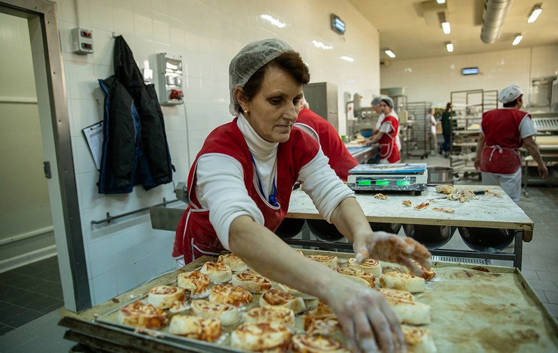 Povestea brutăriei din Ditrău: de ce face pâine tradițională cu angajați străini și cum a crescut pe fonduri europene de la 12 la 90 de oameni, care fac 140 de tipuri de produse