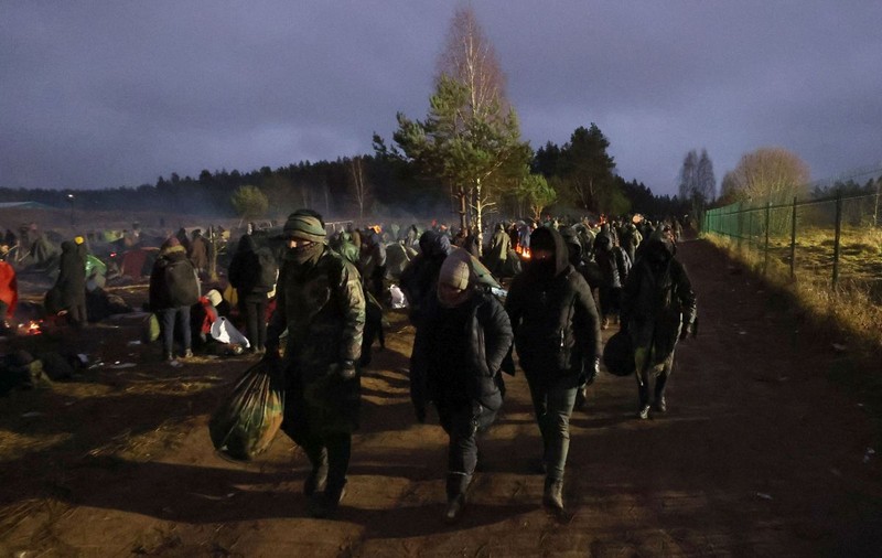 Polonia a arestat aproximativ 100 de migranți care au încercat să treacă frontiera dinspre Belarus