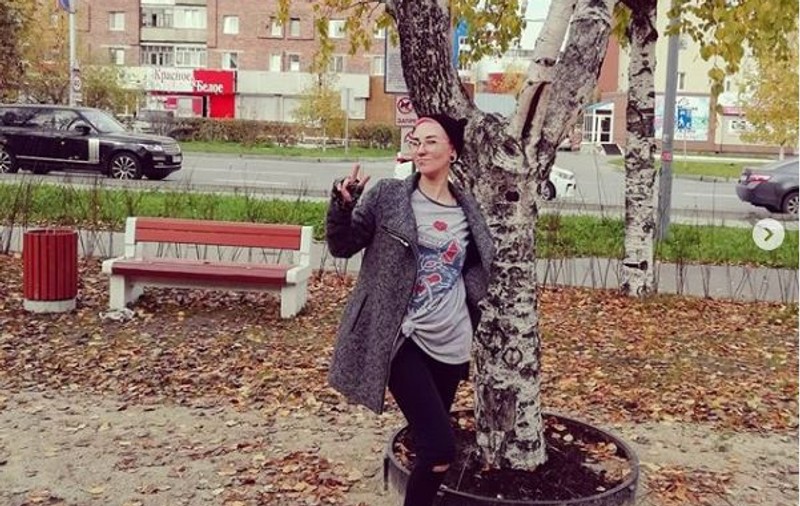 FOTO | O femeie și-a înjunghiat soțul, apoi și-a făcut selfie cu el într-o baltă de sânge: ”Sunt o bestie”