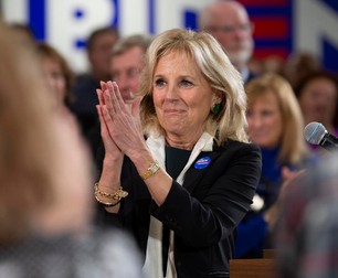 Dr. Jill Biden aplaudându-l pe soțul ei (foto EPA)