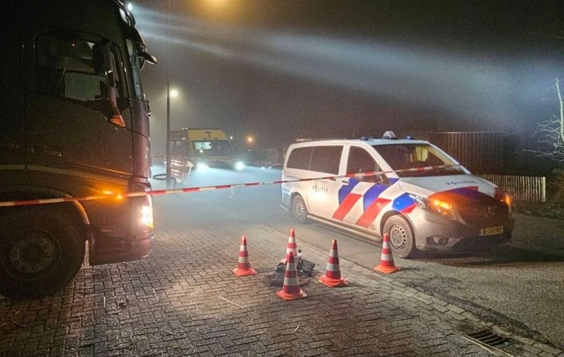 Doi șoferi români de TIR au furat 27 de role de geotextil de lângă Paris, dar n-au avut ce face cu ele și când le aruncau au fost arestați, în Olanda
