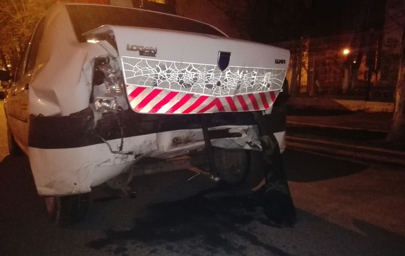 Mașină a Poliției avariată de roata desprinsă de la un TIR, în judetul Buzău. Polițiștii cercetau un alt accident