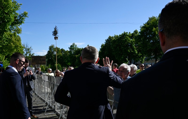 Momentul în care Robert Fico este împușcat: pe înregistrare se aud cinci focuri de armă | VIDEO