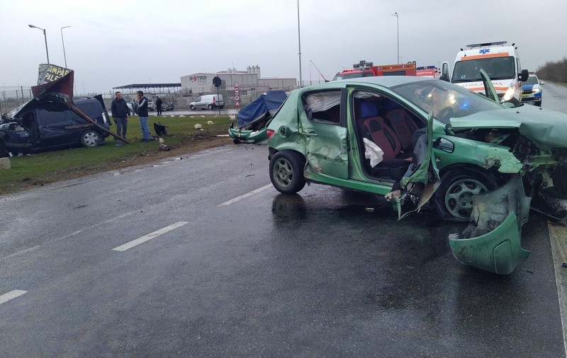 Trei persoane, rănite, după ce două mașini s-au ciocnit pe DN1A, în apropiere de Ploieşti