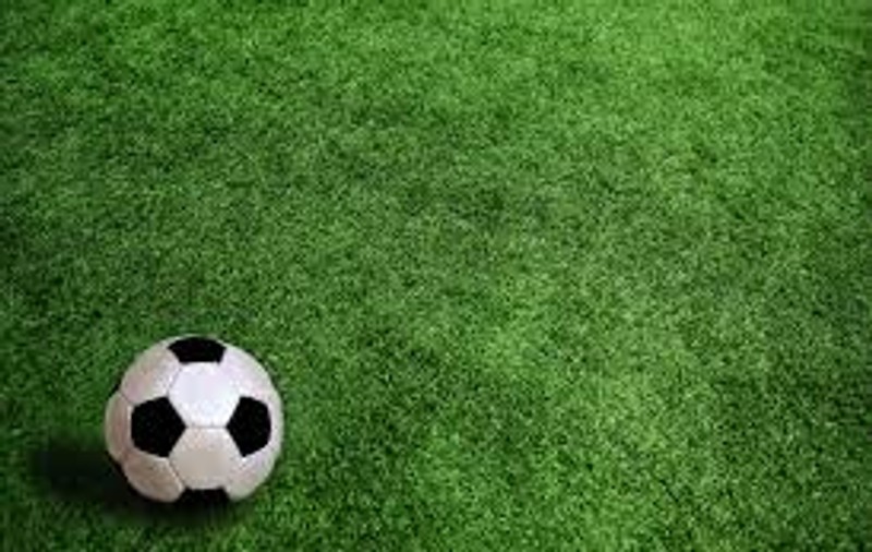 Un tânăr fotbalist român a primit o VESTE URIAŞĂ. Mâine îşi poate împlini un vis