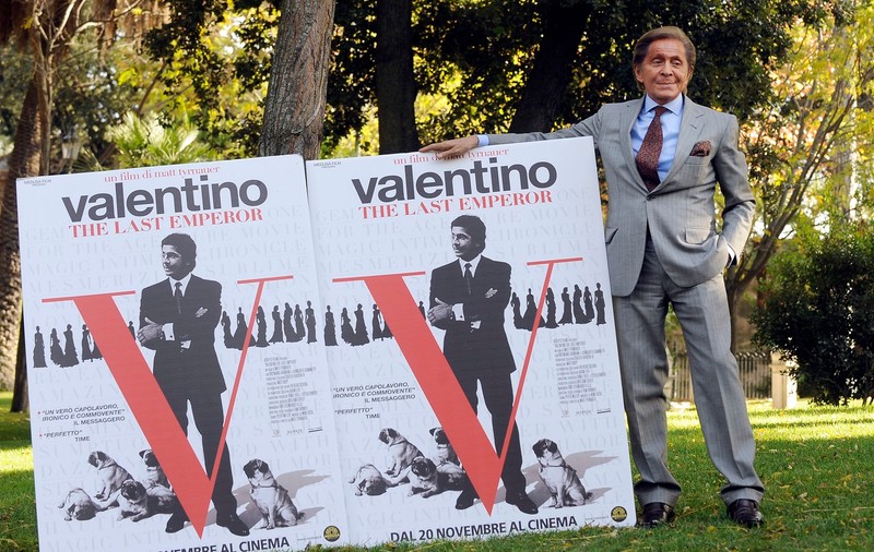 Designerul italian Valentino a murit la vârsta de 93 de ani. Povestea creatorului care a redefinit eleganța italiană și roșul iconic