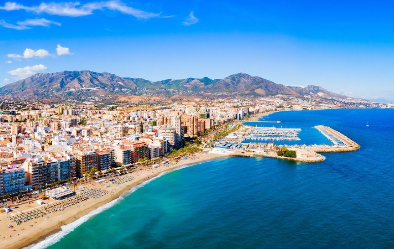 Cât costă un apartament pe Costa del Sol, la malul Mediteranei. Polonezii cumpără cu miile case și terenuri în Spania