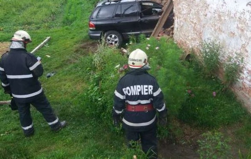 Accident în Sibiu: trei persoane rănite după ce mașina în care se aflau a intrat în zidul unei case