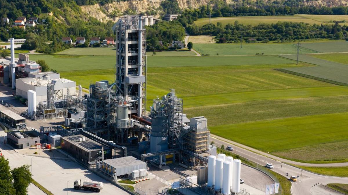 Vedere aeriană a instalației Pure Oxyfuel de la fabrica de ciment din Mergelstetten, Germania, unde este testată tehnologia care folosește oxigen pur pentru captarea CO₂ din producția de clincher.