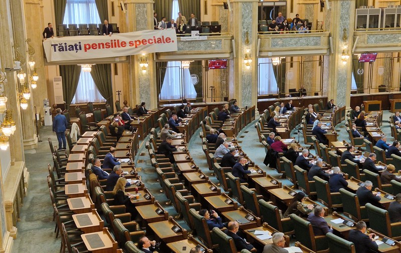 Senatorii au votat legea pensiilor speciale, fără să știe impactul bugetar. USR a calculat cu cât se reduce pensia de 18.000 de lei a premierului Ciucă