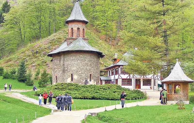 Drumul către Mânăstirea Prislop va fi închis temporar! Când se mai poate ajunge la mormântul lui Arsenie Boca