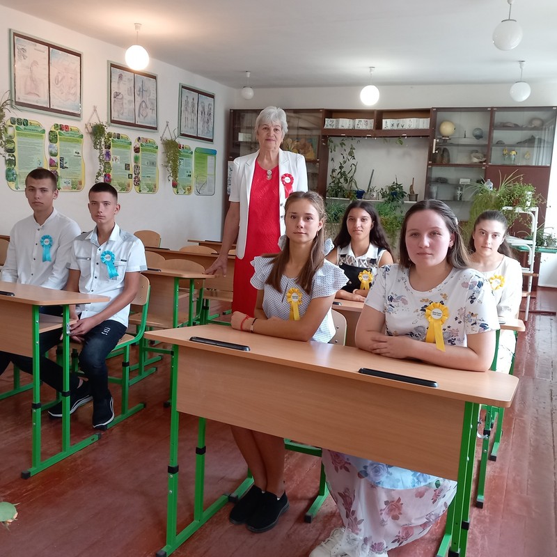 Zinaida Pinteac și elevii ei de la școala din Frumușica Veche