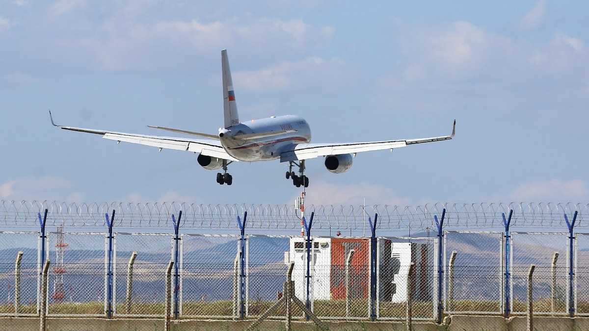 Avion rus observat joi în apropierea aeroportului din Ankara Foto: Profimedia