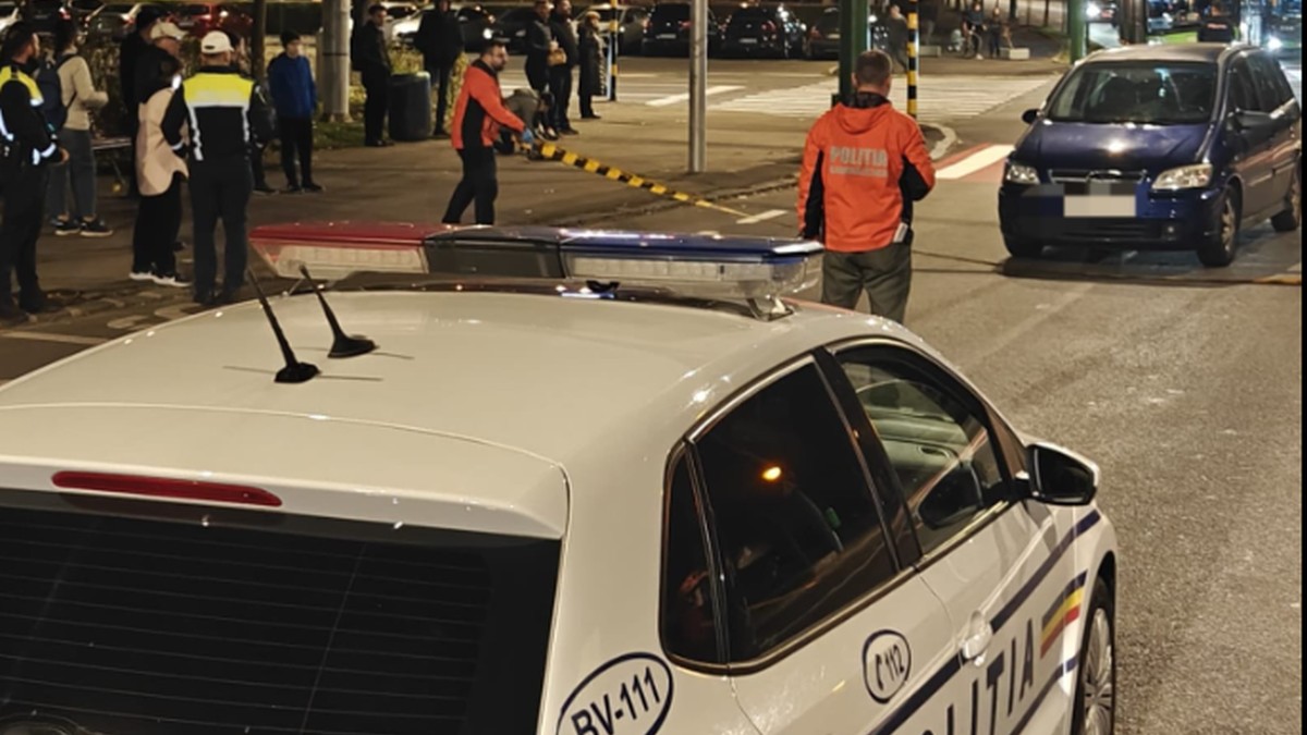 Polițiștii fac cercetări în urma unui accident produs pe un bulevard din Brașov, octombrie 2025