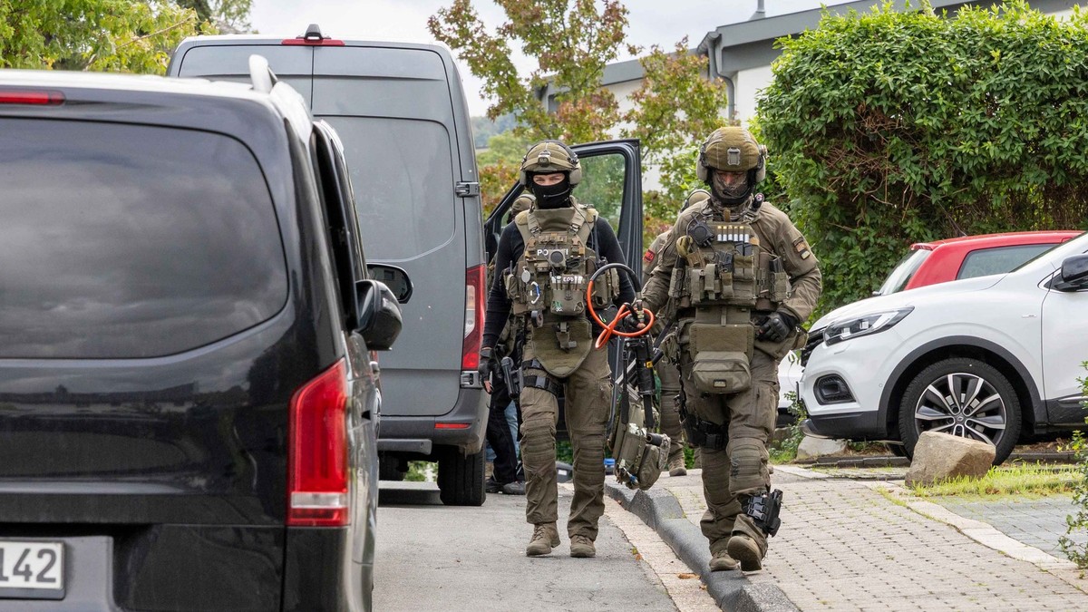 Forțele speciale germane caută un suspect implicat în acte de sabotaj Foto Profimedia