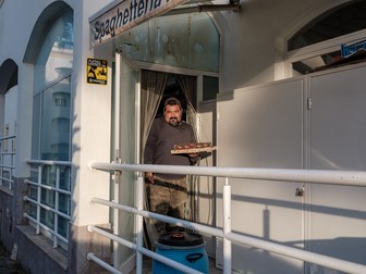 Cornel Oșan, soțul Rocsanei, care lucrează în construcții, trece să ia o pizza de la restaurant înainte să meargă acasă.