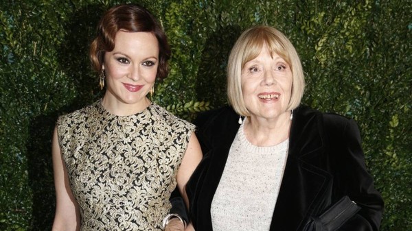 Dame Diana Rigg și fiica sa, Rachael Stirling, sosind la cea de-a 60-a ediție a Premiilor de Teatru London Evening Standard 2014