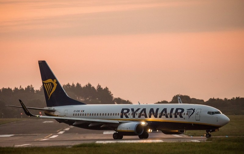 Un zbor Ryanair în drum spre Insulele Canare a aterizat în Portugalia, după ce doi bărbați beți din aceeași familie s-au luat la bătaie în avion