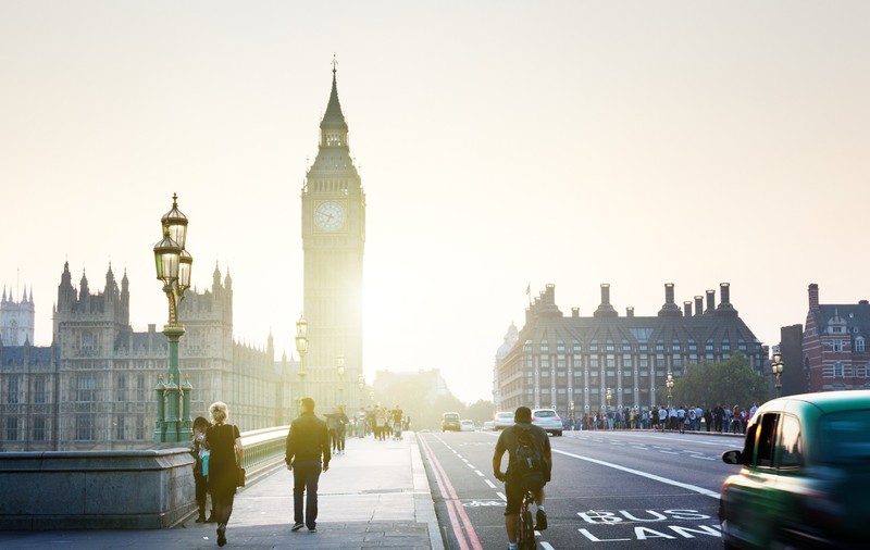 Decizia guvernului britanic care îi afectează și pe români. Cum vrea Londra să reducă dependența de migranți de pe piața muncii
