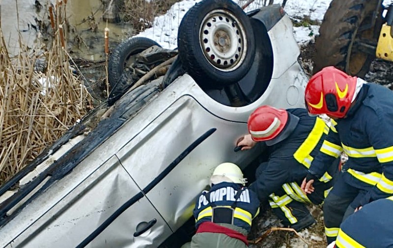 Doi bărbaţi din Argeș au murit după ce maşina în care se aflau s-a răsturnat într-un pârâu