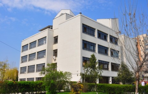 Șef la Salubris și profesor universitar pensionat, abonat la afacerile cu statul. Sute de contracte pe zeci de milioane lei cu Apavital și cu fostul angajator, TUIASI