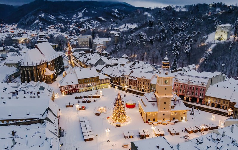 Târgul de Crăciun Brașov 2024. Căsuțe cu produse tradiționale, dar și cel mai înalt brad de Crăciun natural din România