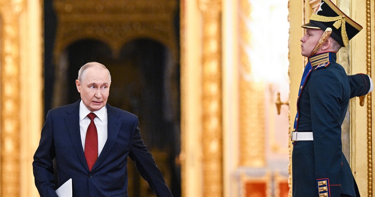 Vladimir Putin, surprins în timp ce intră în sala de la Kremlin unde erau adunați deputații Foto: Profimedia
