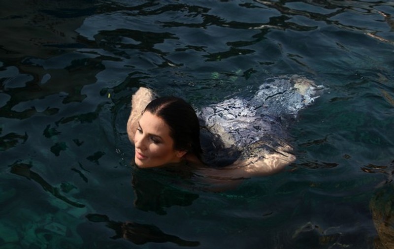 Însărcinată în patru luni, Ellie White a înotat în apa de 15 grade Celsius din Malta