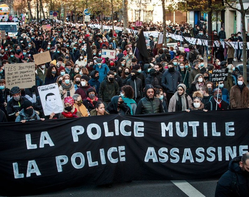 VIDEO | Ciocniri violente la Paris, între forțele de ordine și oamenii care protestează față de brutalitatea poliției