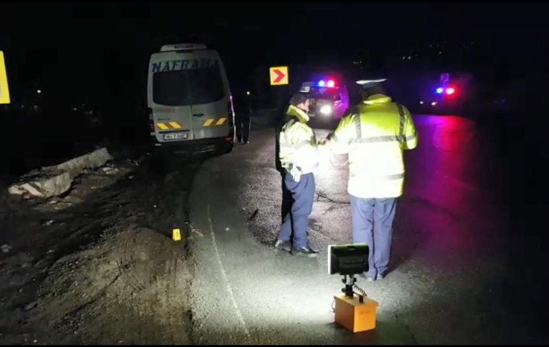 Microbuz cu 16 pasageri la bord, implicat într-un accident rutier în Mehedinți