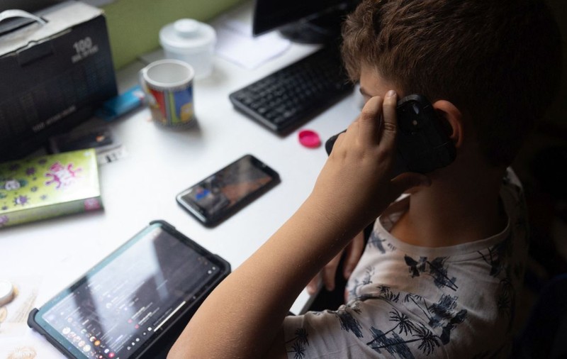 Aproape jumătate dintre tinerii de până în 21 de ani spun că ar prefera să trăiască într-o lume fără internet