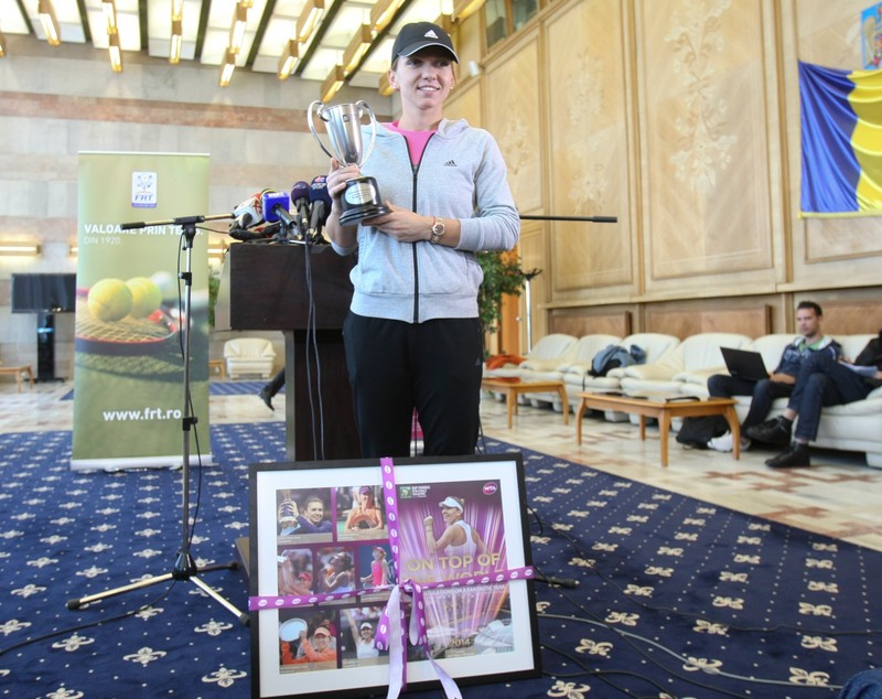 FOTO / Simona Halep a revenit în ţară. ^”Serena a vrut o poză cu mine, că  voi fi numărul unu mondial”