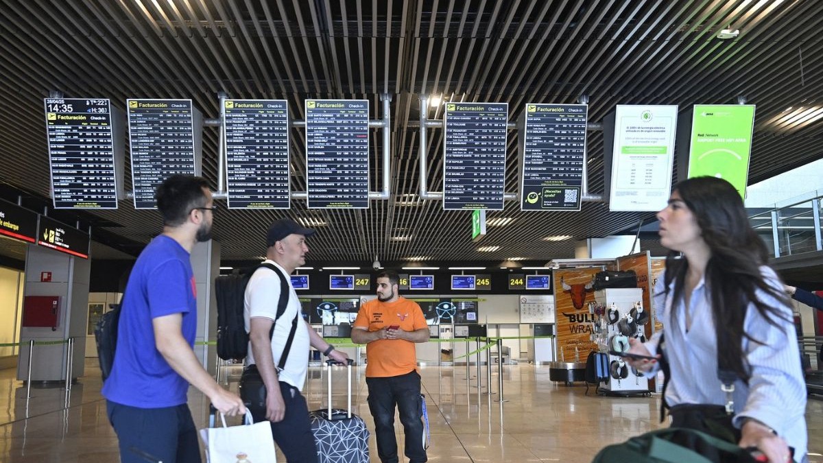 tabela de zboruri de la aeroportul Barajas din Madrid, Spania, 28 aprilie 2025