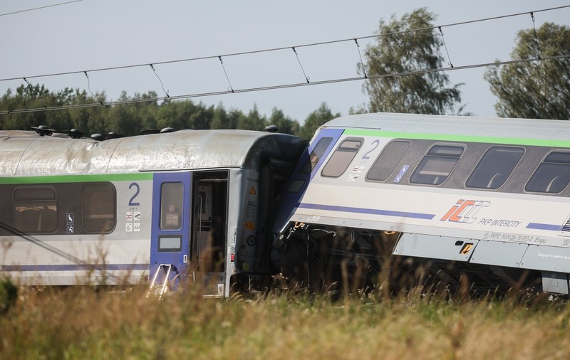 Tren InterCity deraiat la Sokolniki Suche, Polonia, după ce a fost lovit de o betonieră Sursa foto: Profimedia