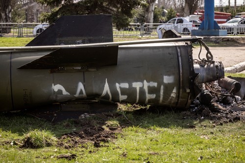 Rămășițele rachetei cu mesajul „pentru copii” scris în rusă Foto: Profimedia