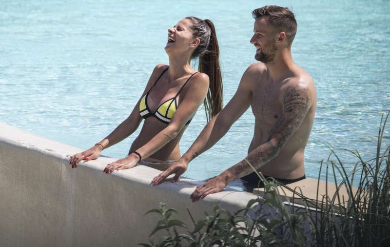 Euro 2016. Înainte de meciul cu România, elvețienii au avut liber la băut și la scăldat cu fetele în piscină!