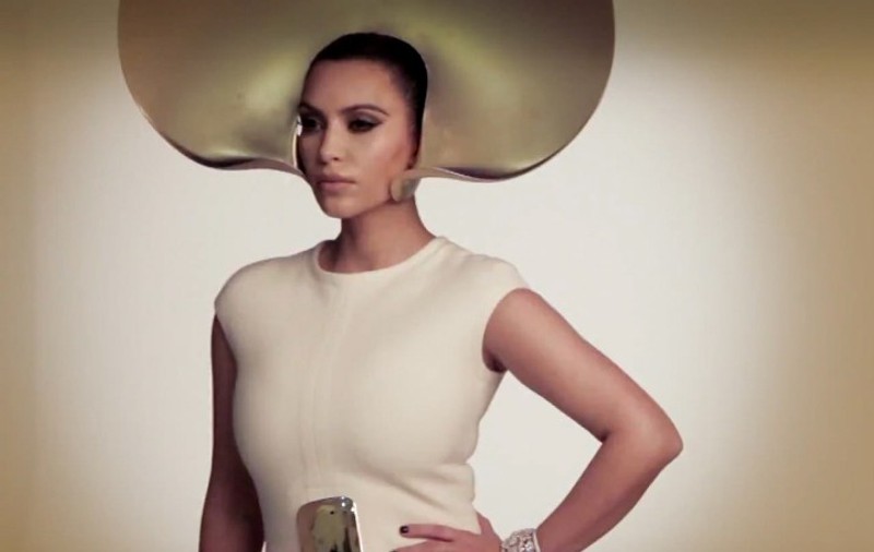Lui KIM KARDASHIAN a ÎNCEPUT să I SE VADĂ BURTA DE GRAVIDĂ! Uite cât de mare este! 