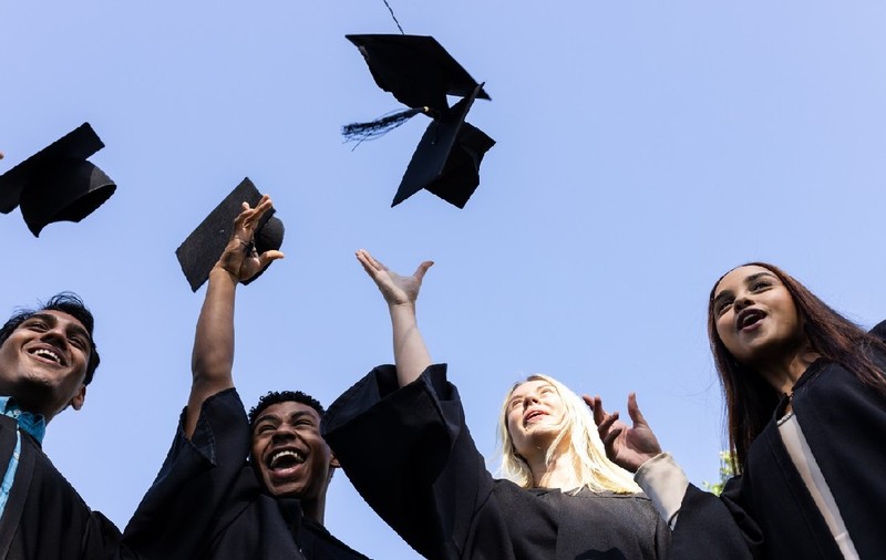 Liceenii nu mai vor la facultate. Universitățile din România au mii de locuri neocupate